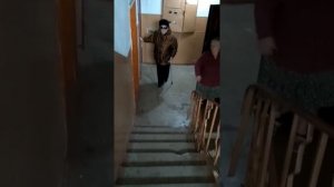 Шумная соседка, от которой страдает весь подъезд!