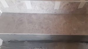 Начинаем облицовывать лестницу керамогранитом.