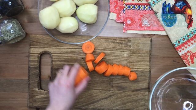 Рецепт приготовления курицы сразу с гарниром. Запекаем курицу в духовке в рукаве. Просто и вкусно. смотреть онлайн