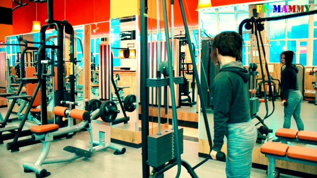 РАЗГИБАНИЯ РУК НА БЛОКЕ СТОЯ