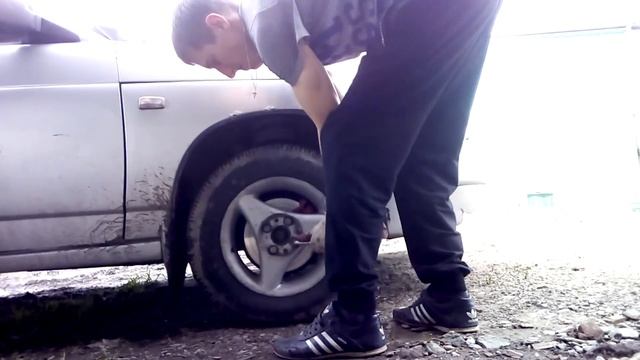 ЗАНИЖАЕМ ВАЗ 2110. (снимаем проставки,пилим пружины) смотреть онлайн