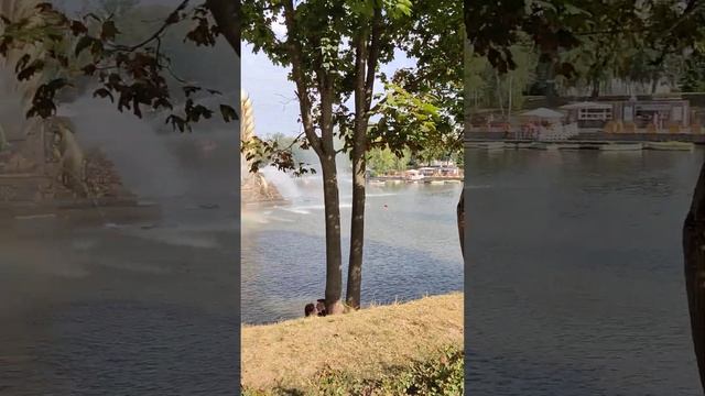 ФОНТАН С РАДУГОЙ в Ботаническом саду в Москве