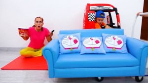 Влад и Никита играют с детскими грузовиками