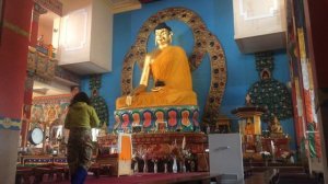 Статуя Будды в центральном буддийском храме Элисты