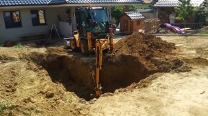 Мини экскаватор-погрузчик VENIERI VF 1.33B копает и грузит. Работает тандем из 2-х машин