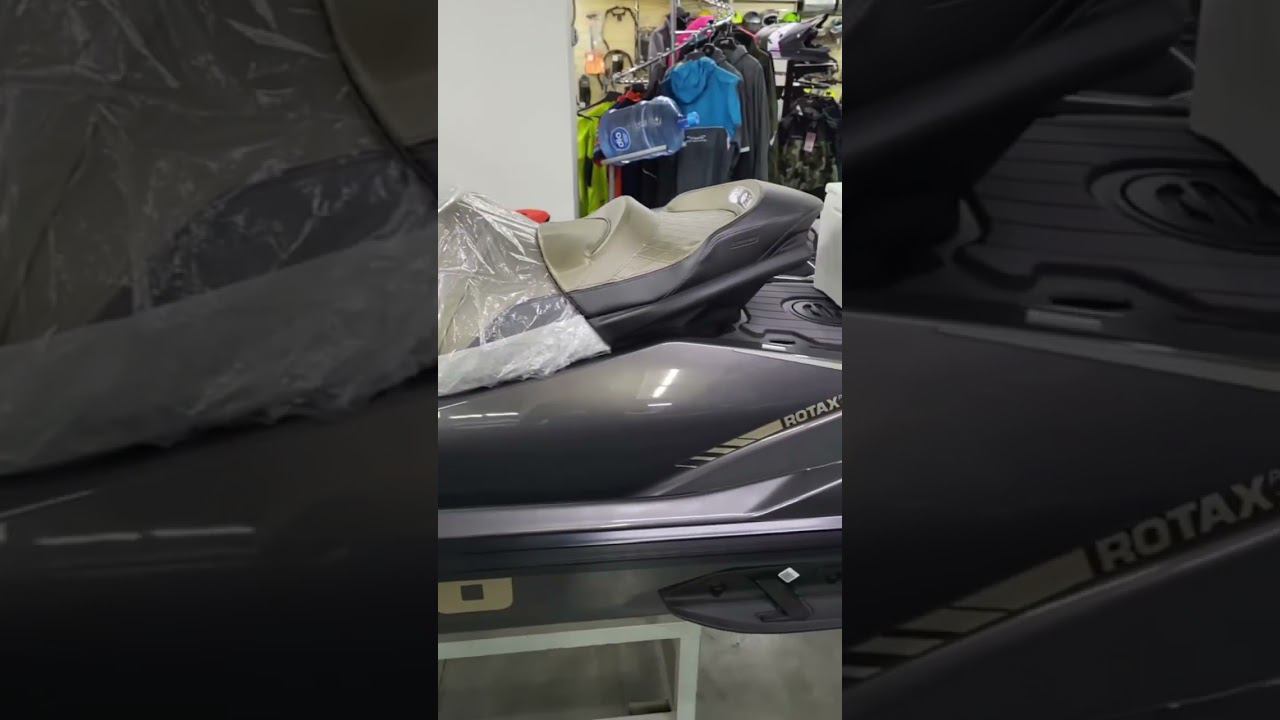 Обзор гидроцикла GTX Limited 300. Это трехместная модель с мощным двигателем. смотреть онлайн