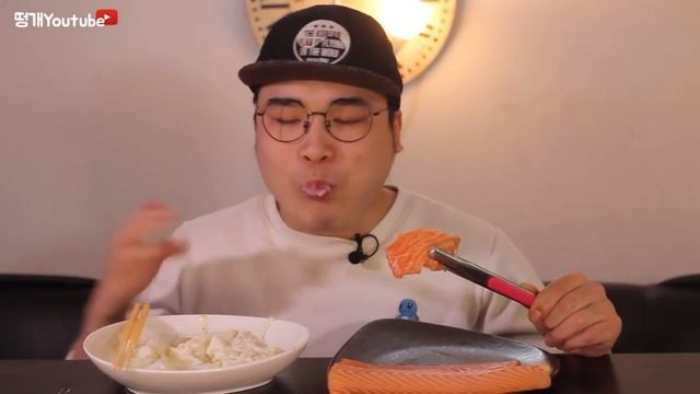 вот как надо кушать семгу.)