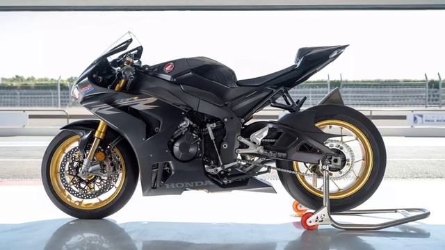 Honda или Yamaha ? Чей спортбайк лучше? Yamaha YZF-R1M против Honda Fireblade SP. Сравнение смотреть онлайн