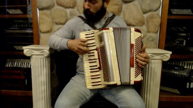 3646 - Red Scandallli Piano Accordion LM 41 120 смотреть онлайн