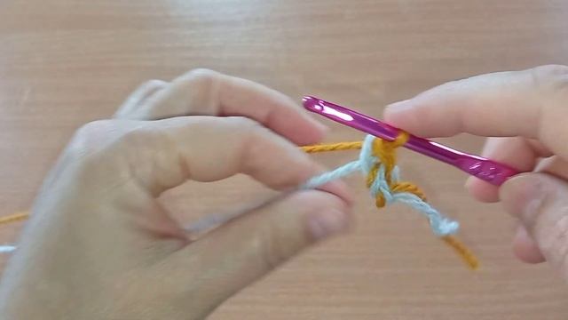 Вяжем двухцветный шнурок крючком смотреть онлайн