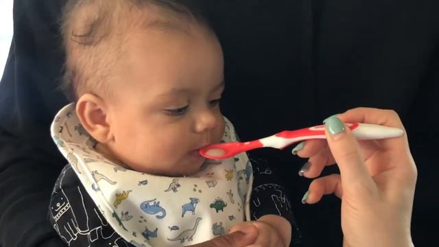 BABYS FIRST TIME EATING SOLIDS (5 MO OLD)| GERBER RICE CEREAL + BANANAS | HOW TO PREPARE + REACTION смотреть онлайн