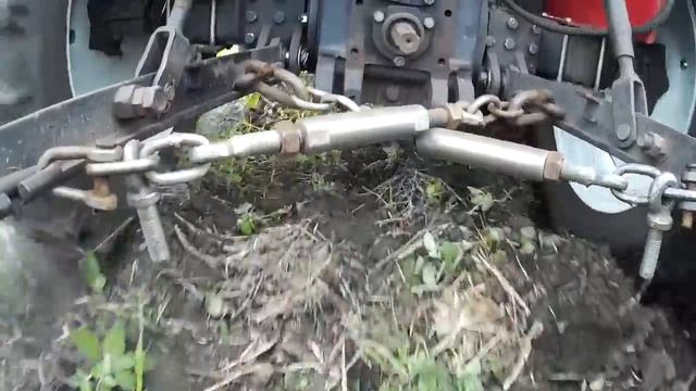 Перепашка перепаханного навоза под посев самодельным плугом 1-35. смотреть онлайн