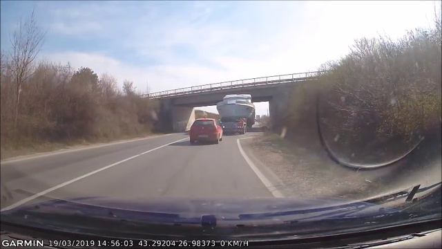 Яхта "акостира" под мост край Шумен смотреть онлайн