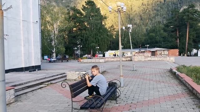 ИЗМЕНИЛА ПРИЧЕСКУ И УШЛА В ЛЕС ПОДАЛЬШЕ ОТ ЛЮДЕЙ