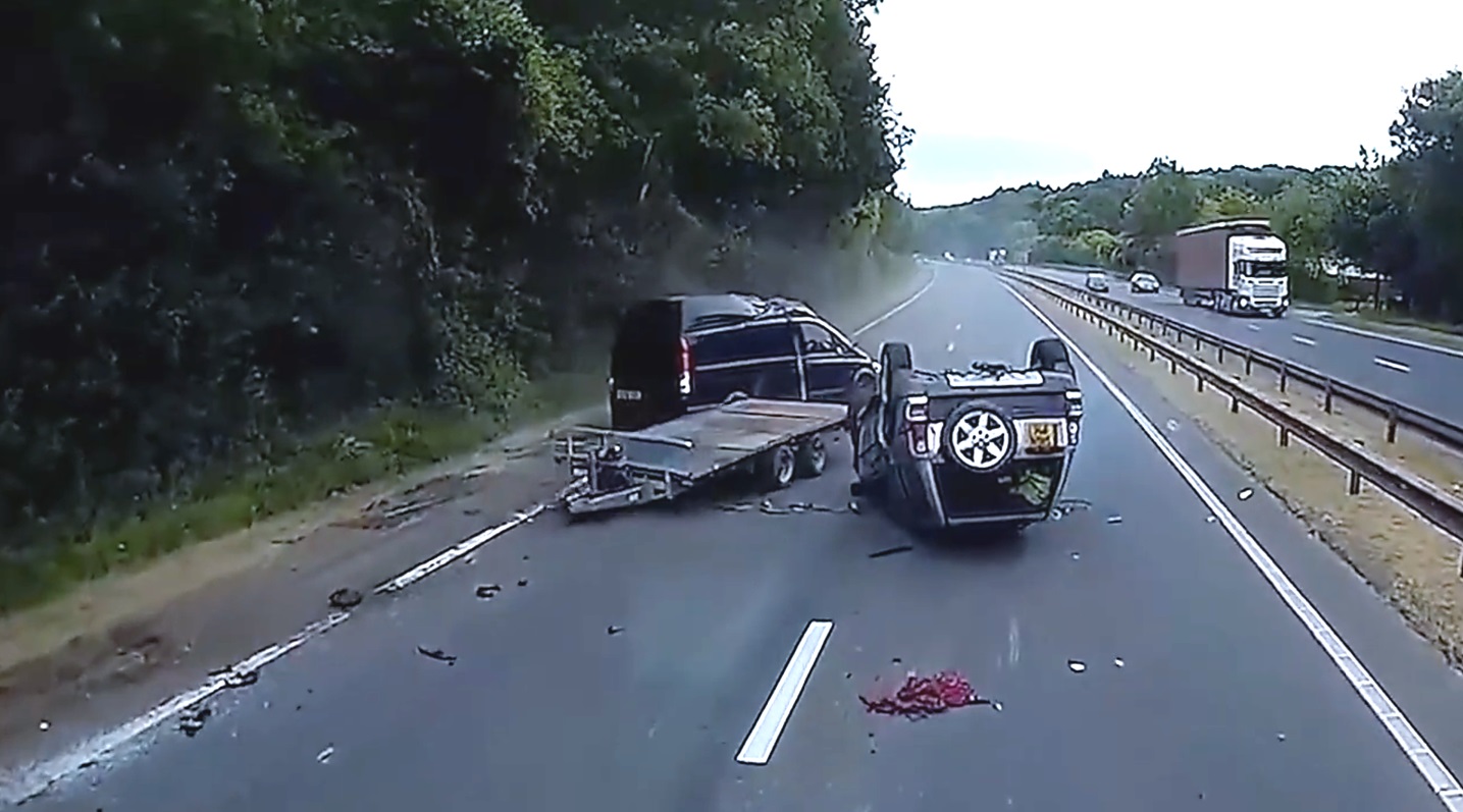 Глупцы на дорогах! После просмотра начинаешь крепче держать руль и смотреть в оба! смотреть онлайн