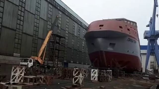 Выкатка из эллинга буксира спасателя "Пильтун" проекта MPSV12 смотреть онлайн