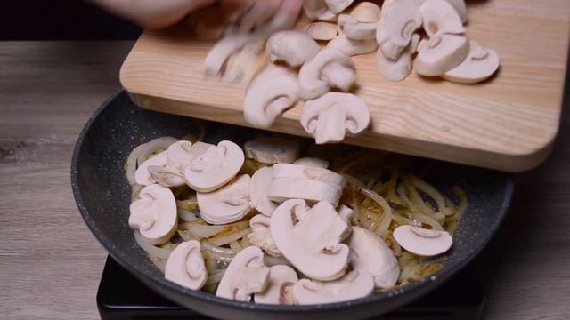 Невероятно вкусная КУРИЦА в СЛИВОЧНО-ГРИБНОМ соусе на сковороде! Невозможно оторваться! смотреть онлайн