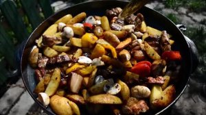 Чудеса на сковороде садж. Свинина с овощами в садже на костре. Что приготовить на даче.