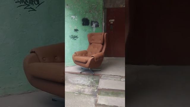 Редкий экспонат. Удобное кресло -яйцо! смотреть онлайн