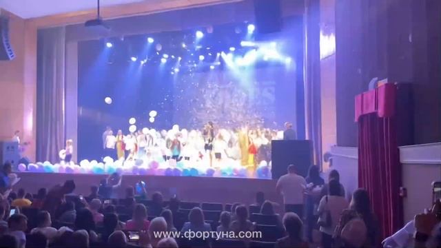 Сброс шаров и запуск конфетти (300 шаров из сетки) г. Новосибирск Концертный зал «Евразия» смотреть онлайн