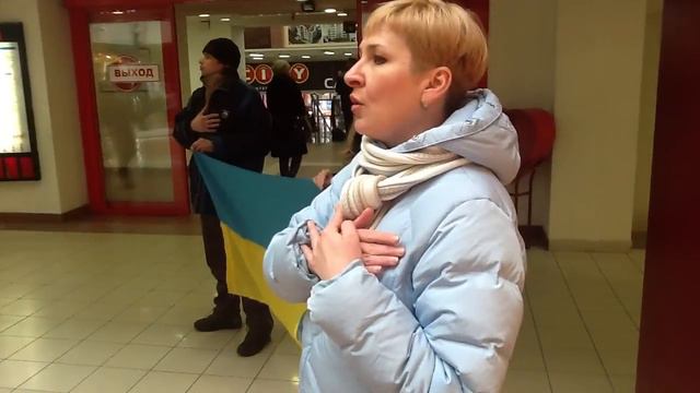 Активисты спели гимн в торговом центре смотреть онлайн