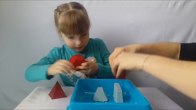 Кинетический песок лепим замки из песка Kinetic sand sculpt sand castle molds смотреть онлайн