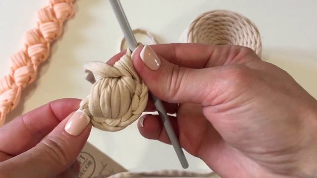 РУЧКА ИЗ ТРИКОТАЖНОЙ ПРЯЖИ. Ручка "ЗЕФИРКА" пышными столбиками. Вasket crochet yarn смотреть онлайн