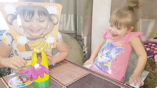 Кристина и Вероника играют в игру Сладкая рулетка из магазина Fix Price. Игрушки фикс прайс. смотреть онлайн