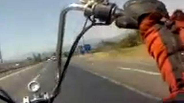 Moto a 130 K/H en carretera Chilena!! El motor de una Honda Vf 750 ! смотреть онлайн