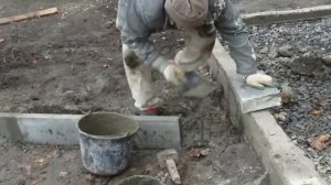 Установка поребриков.