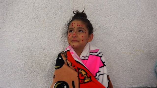 YESLY PRETENDE ESTAR ENFERMA PARA OBTENER COMIDA CHATARRA - LAS MENTIRAS SON MALAS смотреть онлайн