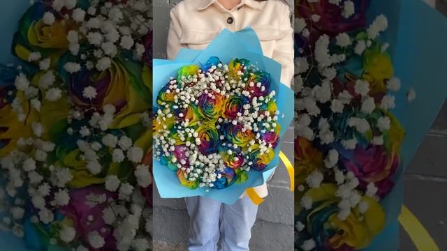 17 радужных роз с гипсофилой #цветымосква смотреть онлайн