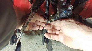 Снегоуборщик  не бросает снег, замена предохранительных болтов на приводе шнека.