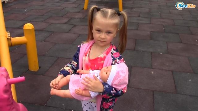 Кукла Беби Борн и Ярослава на прогулке. Видео для детей. Парк Матрешек Анталия. Baby Born Doll смотреть онлайн