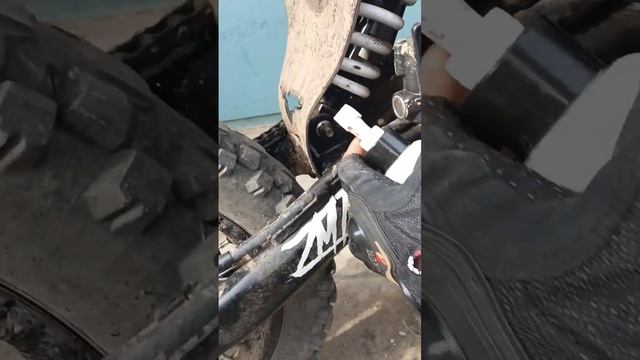 Как избавиться от скрипа заднего амортизатора на питбайке! смотреть онлайн