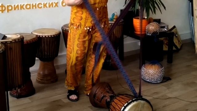 Как играть на джембе стоя? Как подвесить джембе? Простой африканский способ. смотреть онлайн
