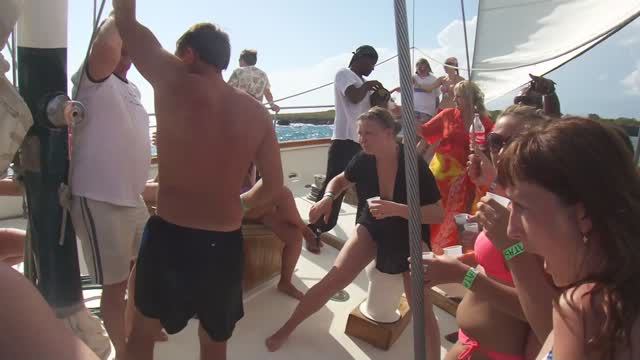 Руссо туристо гонят яхту на мель в Карибском море смотреть онлайн