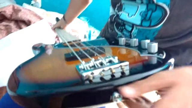 Ya tengo bajo (Fender Squier Dimension) смотреть онлайн