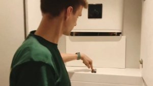 Шкаф в санузел, скрывающий водонагреватель