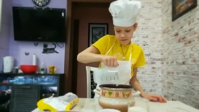 Делаем шоколадную колбасу в костюме повара смотреть онлайн