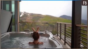 На всякий случай. Подруга рассказала, как в отеле отличить обычное зеркало от прозрачного зеркала