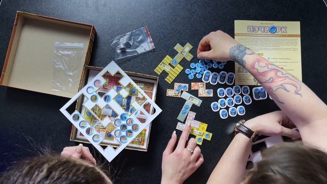 Древнее искусство? ПЭЧВОРК | Распаковка настольной игры PATCHWORK смотреть онлайн