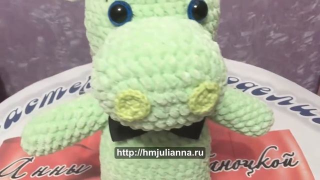 Бегемотик из плюшевой пряжи в нежно мятном цвете, высота 32 см. смотреть онлайн