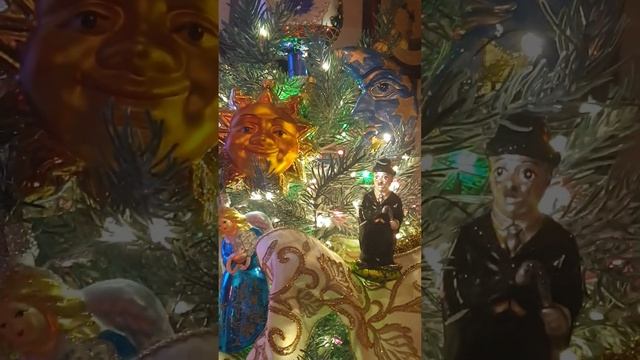 Как украсить ёлку чёрными игрушками нарядно????