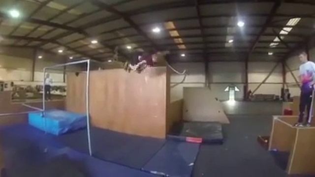 Parkour Vines: Девочка, 11 лет, двойное сальто с турника. Я ушел плакать. смотреть онлайн