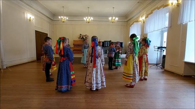 Фольклорный ансамбль"Заряна" (младшая группа) - Игра "Сидит Яша" смотреть онлайн