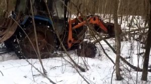 Мтз-82 работа в лесу, тащит дрова, утопили трактор