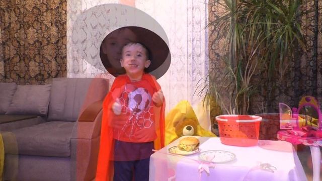 Дети играют в волшебника. Артём превращает фрукты, оживляет игрушки... превращает Лизу в свинку )) смотреть онлайн