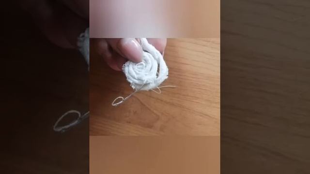 Украшение английской булавки с помощью цветов из необработанной ткани. смотреть онлайн