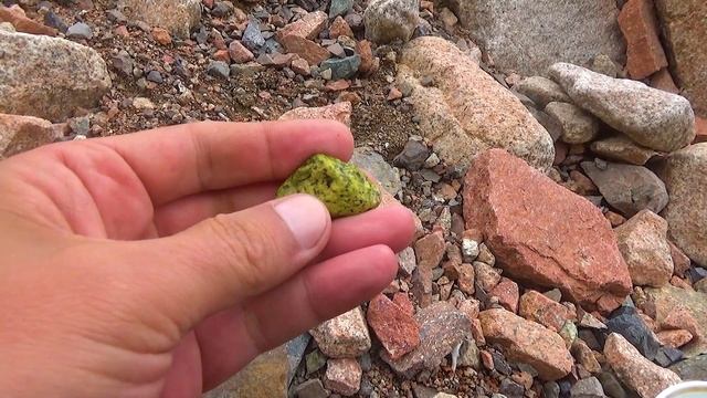 В жёлтом камни есть платины смотреть онлайн